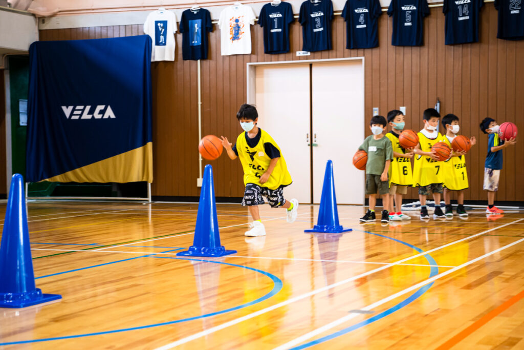 【練習風景1】
1年生や2年生、幼稚園生などは、主にバスケットボールを楽しむ事を重視し、自ら考える力を養います。さらに、簡単な英語も交えながら練習を行います。

