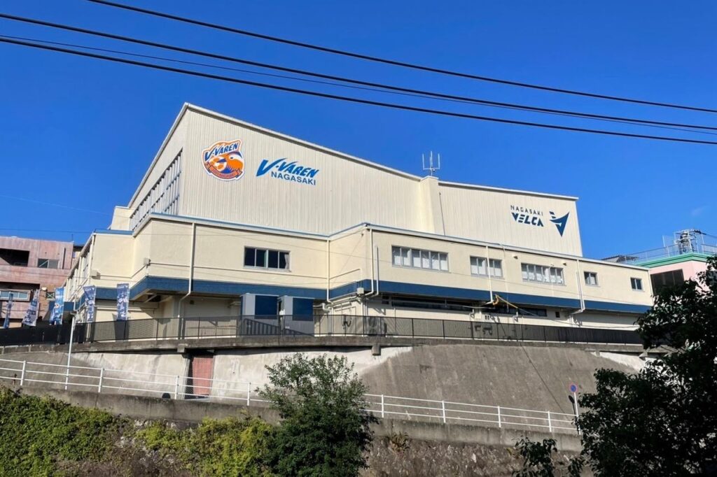 【外観】
「長崎ヴェルカ」のロゴが印刷された外観で、プロのクラブを身近に感じられる施設。近くに有料パーキングが有ります。
