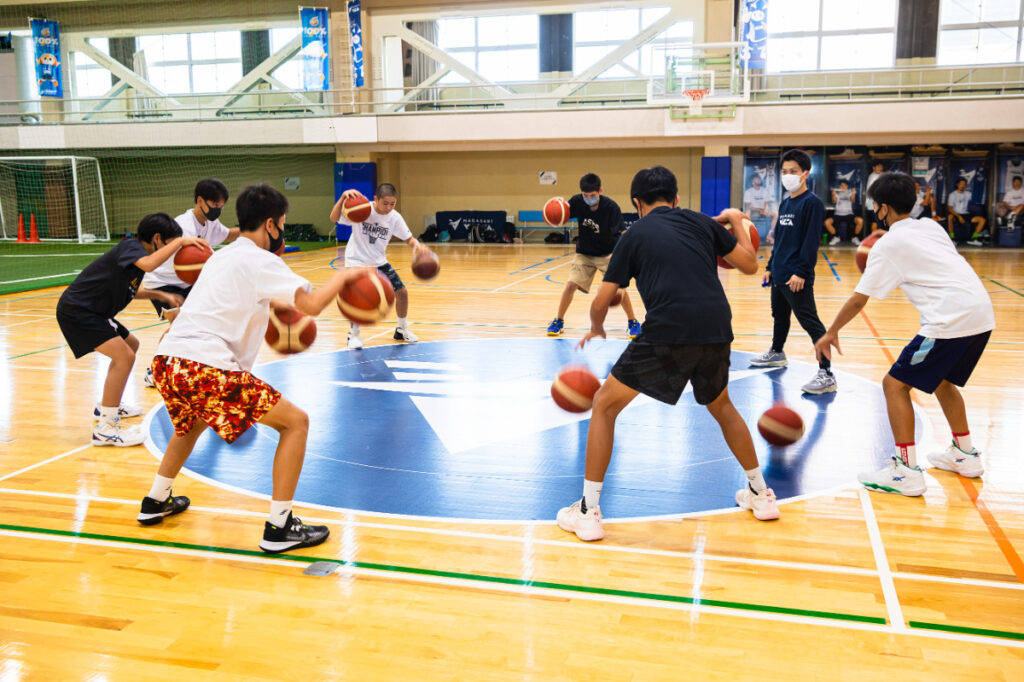 【練習風景2】
3年生以上になると、バスケットボールスキルや自ら考え伝える力を養う練習で、英語でコミュニケーションをし、主体性の成長にも繋がる活動を行います。

