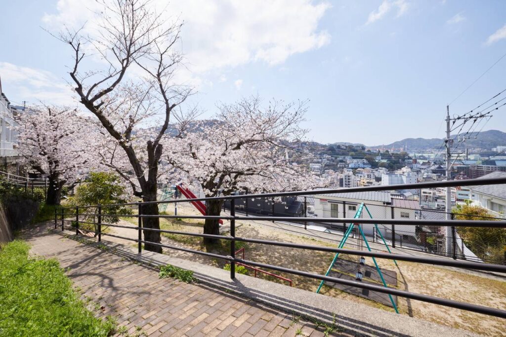 東山公園の桜。長崎ならではの景色も一緒に楽しめる！